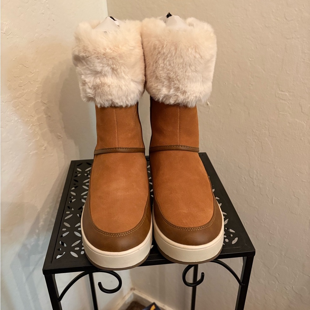 Koolaburra Tan and Cream Fur Winter Boots